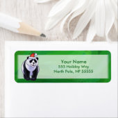 Niedlicher Panda-Bär in Weihnachtsmannmütze auf Gr (Insitu)