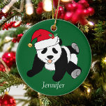 Niedlicher Panda Bär Kids Monogram Keramik Ornament<br><div class="desc">Dieser hübsche Panda-Bär Weihnachtsschmuck des Weihnachtsmannes ist ein wunderschönes Tiergeschenk für ein Kind,  das Panda-Bären Lieben. Ich mag wilde Tiere und ein Weihnachtsbär nimmt den Kuchen mit einer roten Weihnachtsmannmütze! Personalisieren Sie dieses grüne Geschenk mit einem Namen.</div>