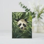 Niedlicher Panda-Bär versteckt sich hinter grünen Postkarte (Stehend Vorderseite)