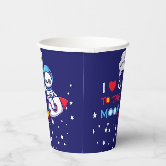 Niedlicher Panda-Bärenastronaut auf Raketenschiffs Pappbecher (Rechts)