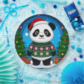 Niedlicher Panda in Weihnachtspullover trägt Santa Pappteller (Party)