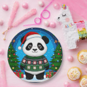Niedlicher Panda in Weihnachtspullover trägt Santa Pappteller (Party)