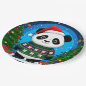 Niedlicher Panda in Weihnachtspullover trägt Santa Pappteller (Schrägansicht)