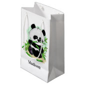 Niedlicher Panda individuelle Name kleine Geschenk Geschenktüte (Vorderseite Schrägansicht)