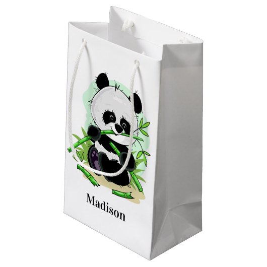 Niedlicher Panda individuelle Name kleine Geschenk Geschenktüte (Rückseite Schrägansicht)