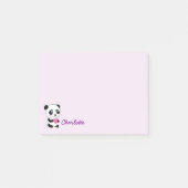 Niedlicher Panda mit einem rosa Post-it Klebezettel (Vorderseite)