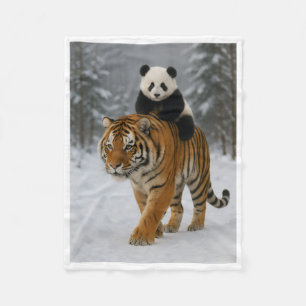 Niedlicher Panda reitet auf einem Tiger im schneeb Fleecedecke