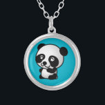 Niedlicher Pandabär aus Schwarz und Weiß Versilberte Kette<br><div class="desc">Eine niedliche und anmutige Abbildung eines schwarz-weißen Panda-Bären,  der sich hinsetzt und glücklich,  freundlich und liebenswert aussieht. Türkisblauer Hintergrund.</div>