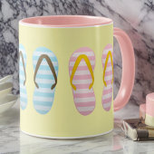 Niedlicher Pastellstreifen Flip Flops auf blassgel Tasse