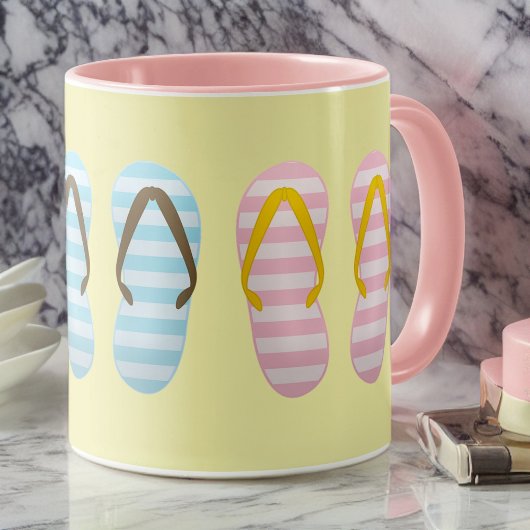 Niedlicher Pastellstreifen Flip Flops auf blassgel Tasse