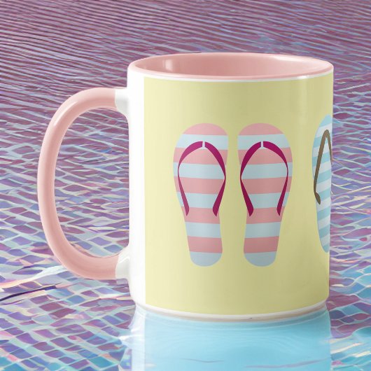 Niedlicher Pastellstreifen Flip Flops auf blassgel Tasse
