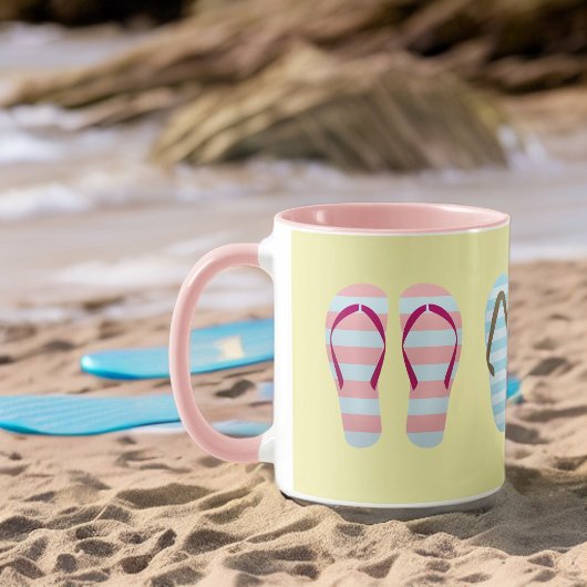 Niedlicher Pastellstreifen Flip Flops auf blassgel Tasse