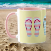 Niedlicher Pastellstreifen Flip Flops auf blassgel Tasse