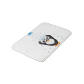 Niedlicher Penguin, der eine Dusche nimmt Badematte (Schrägansicht)