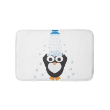 Niedlicher Penguin, der eine Dusche nimmt