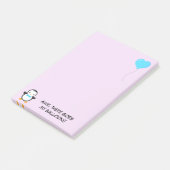 Niedlicher Penguin mit Blue Bow Krawatte und Blue Post-it Klebezettel (angewinkelt)