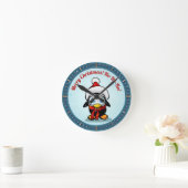 Niedlicher Penguin mit Weihnachtshut-Cartoon Runde Wanduhr (Zuhause)