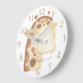 Niedlicher Personalisierter Name des Baby-Giraffs Große Wanduhr (Winkel)