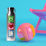 Niedlicher Personalisierter Peace Liebe Volleyball Trinkflasche<br><div class="desc">Peace Liebe Volleyball Wasserflasche für ein sportliches Mädchen. Ein niedliches Geschenk mit einem Friedensschild,  einem Herzstück und einer Person im Schwimmteam,  die unter Ihrem Namen personalisiert ist.</div>