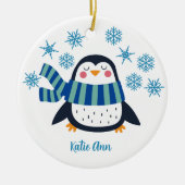 Niedlicher Personalisierter Pinguin Blauer Schneef Keramik Ornament (Vorne)