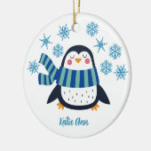 Niedlicher Personalisierter Pinguin Blauer Schneef Keramik Ornament (Links)