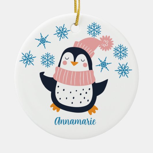 Niedlicher Personalisierter Pinguin Pink Scarf Wei Keramik Ornament (Vorne)