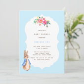 Niedlicher Peter Rabbit Baby in Boy Shower Einladu Einladung (Stehend Vorderseite)