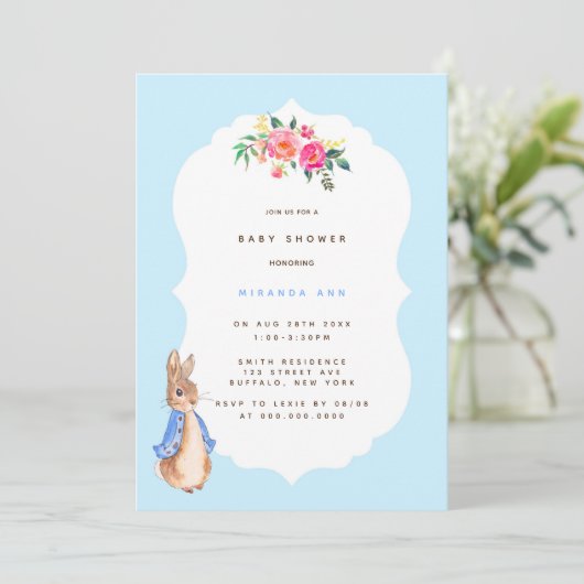 Niedlicher Peter Rabbit Baby in Boy Shower Einladu Einladung (Stehend Vorderseite)