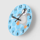 Niedlicher Pinguin-Cartoon Runde Wanduhr (Winkel)