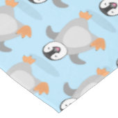 Niedlicher Pinguin-Cartoon Tischdecke (Schrägansicht)