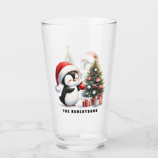 Niedlicher Pinguin der Weihnachtsmannmütze Weihnac Glas (Vorderseite)