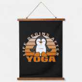 Niedlicher Pinguin, der Yoga macht. lustige Yoga-P Wandteppich Mit Holzrahmen (Vorderseite)