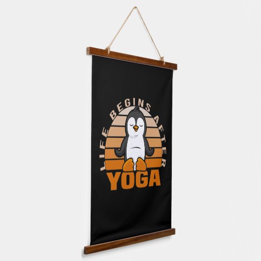 Niedlicher Pinguin, der Yoga macht. lustige Yoga-P Wandteppich Mit Holzrahmen (Gewinkelt)