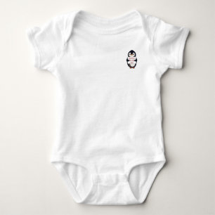 Niedlicher Pinguin hält ein Schild für personalisi Baby Strampler
