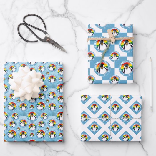 Niedlicher Pinguin im Hintergrund der Regenbogenfl Geschenkpapier Set (Vorderseite)