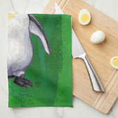 Niedlicher Pinguin in Weihnachtsmannmütze auf Gree Handtuch (Viertel Falte)