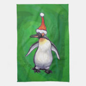 Niedlicher Pinguin in Weihnachtsmannmütze auf Gree Handtuch (Vertikal)