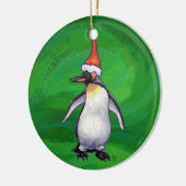 Niedlicher Pinguin in Weihnachtsmannmütze auf Gree Keramikornament (Links)