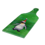 Niedlicher Pinguin in Weihnachtsmannmütze auf Gree Schneidebrett (Ecke)