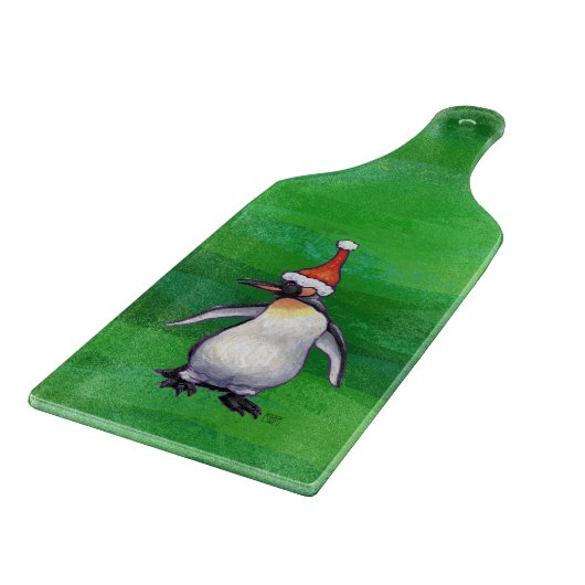 Niedlicher Pinguin in Weihnachtsmannmütze auf Gree Schneidebrett (Ecke)