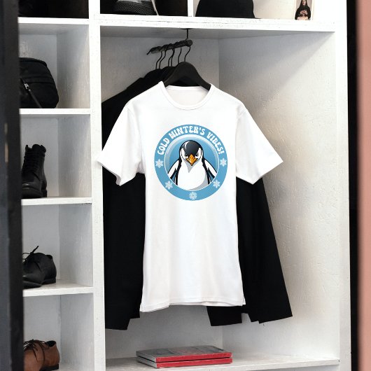 Niedlicher Pinguin, kalter Winterbrunnen T-Shirt