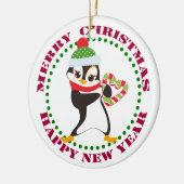 Niedlicher Pinguin mit Candy Cane Herz Keramik Ornament (Links)