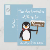 Niedlicher Pinguin mit gestreiftem Scarf individue Einladungspostkarte (Vorne/Hinten)