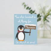Niedlicher Pinguin mit gestreiftem Scarf individue Einladungspostkarte (Stehend Vorderseite)