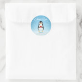 Niedlicher Pinguin mit Herz auf Light Blue Runder Aufkleber (Tasche)