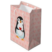 Niedlicher Pinguin mit Herz auf Light Pink Mittlere Geschenktüte (Vorderseite Schrägansicht)
