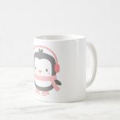 Niedlicher Pinguin mit rosa Ohrmuffeln Kaffeetasse (VorderseiteRechts)
