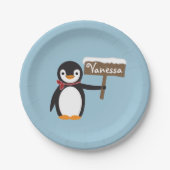 Niedlicher Pinguin mit Scarf und Holzschild Pappteller (Vorderseite)