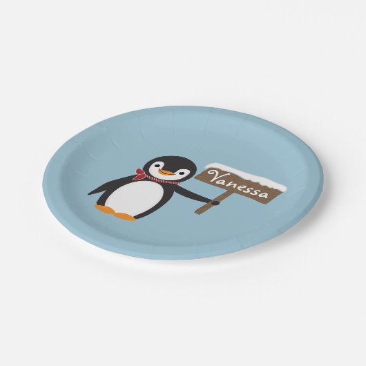 Niedlicher Pinguin mit Scarf und Holzschild Pappteller (Schrägansicht)
