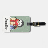 Niedlicher Pinguin mit Weihnachtsgeschenken im Sch Gepäckanhänger (Vorderseite horizontal)